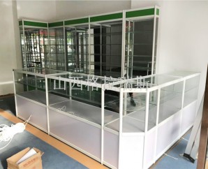 【好消息】太原李先生手機配件店定制的整店展示柜玻璃柜安裝中！